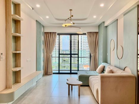 Biến Phòng Khách Trở Nên Sang Trọng Và Ấn Tượng Với Cách Phối Hợp Tranh Và Nội Thất